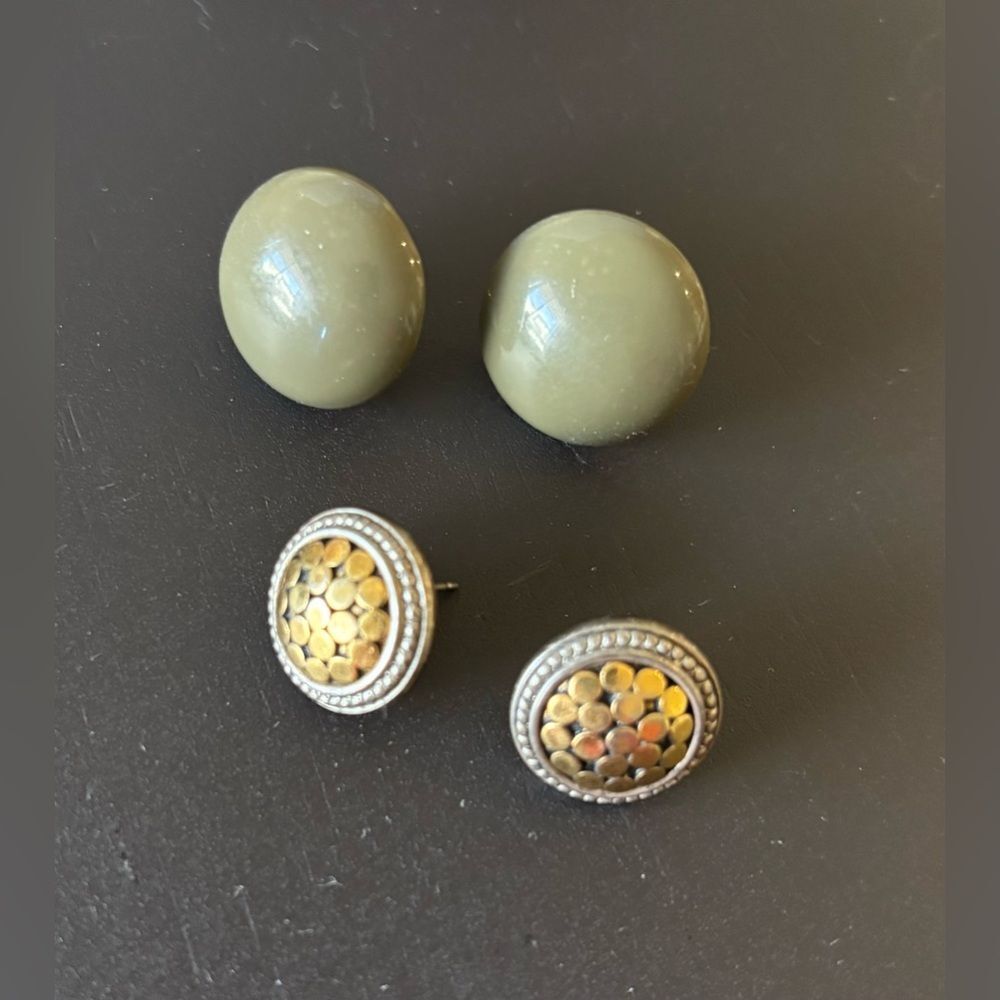 Vintage women’s pair earrings- sage green enamel round/rope detail pattern stud